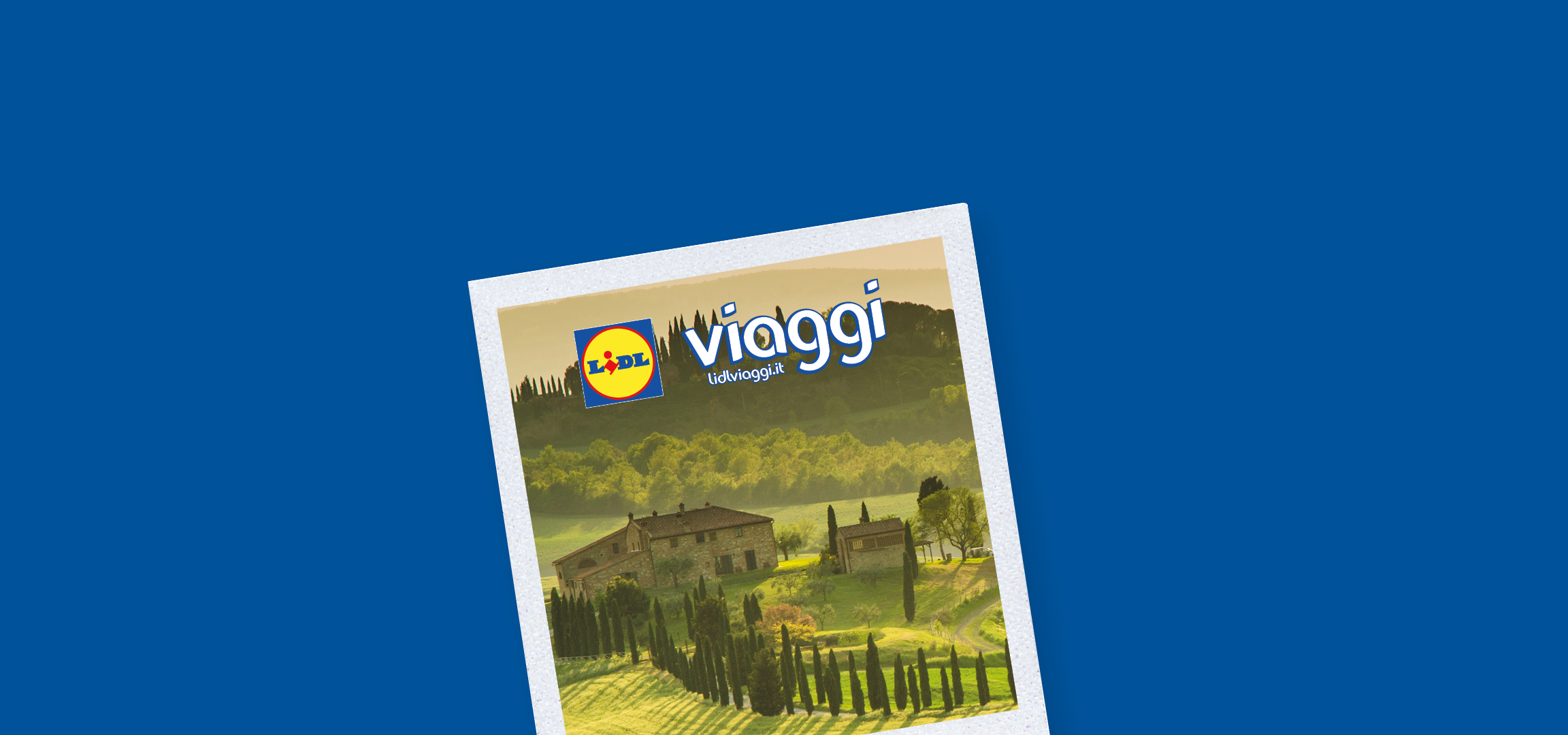 Paesaggio collinare toscano con cipressi, case rurali e campi verdi, con il logo Lidl Viaggi.