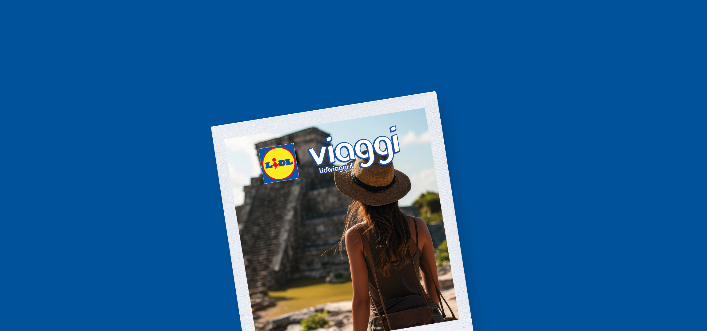 Donna con cappello di paglia di fronte a un'antica piramide, e logo Lidl Viaggi.