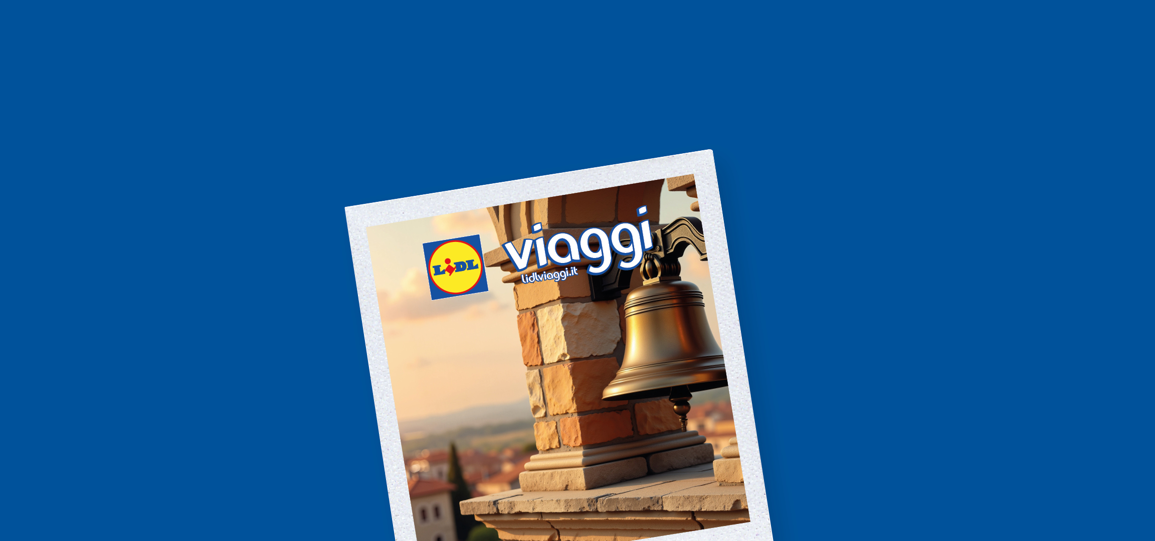 Campana in bronzo, sfondo sfocato di un paesaggio urbano al tramonto, e logo Lidl Viaggi.