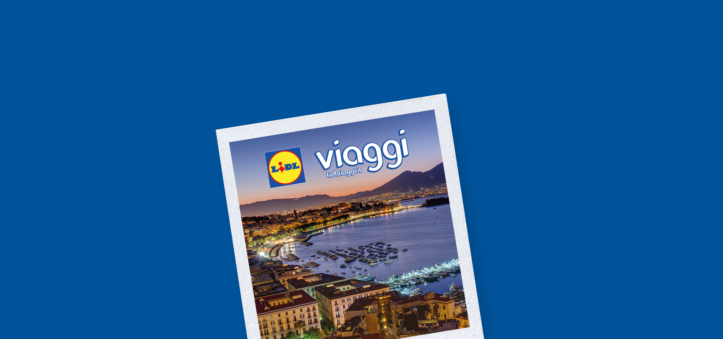Panoramica al tramonto di una città costiera con montagne sullo sfondo, e logo Lidl Viaggi.