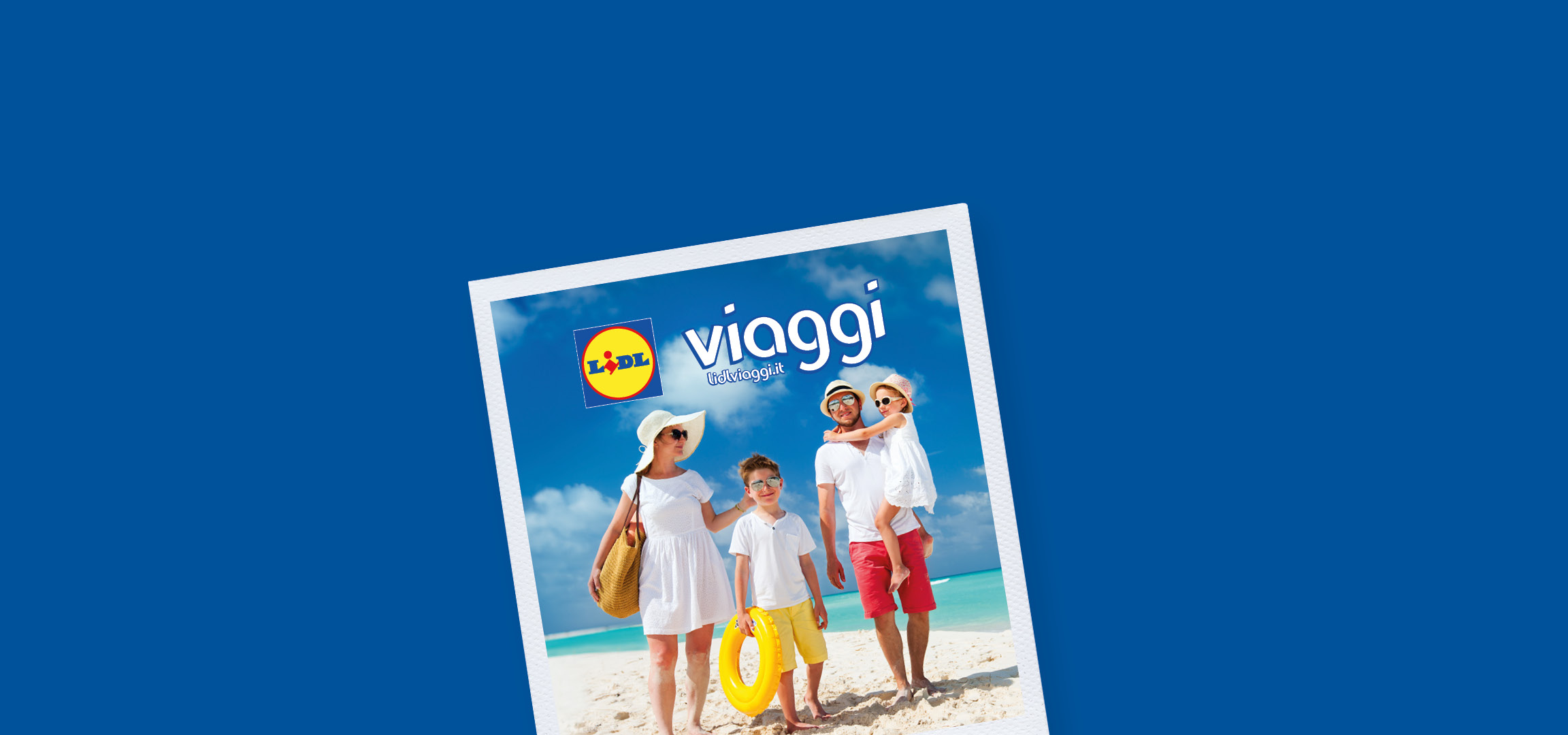 Famiglia felice in vacanza al mare, con cielo azzurro e spiaggia bianca.