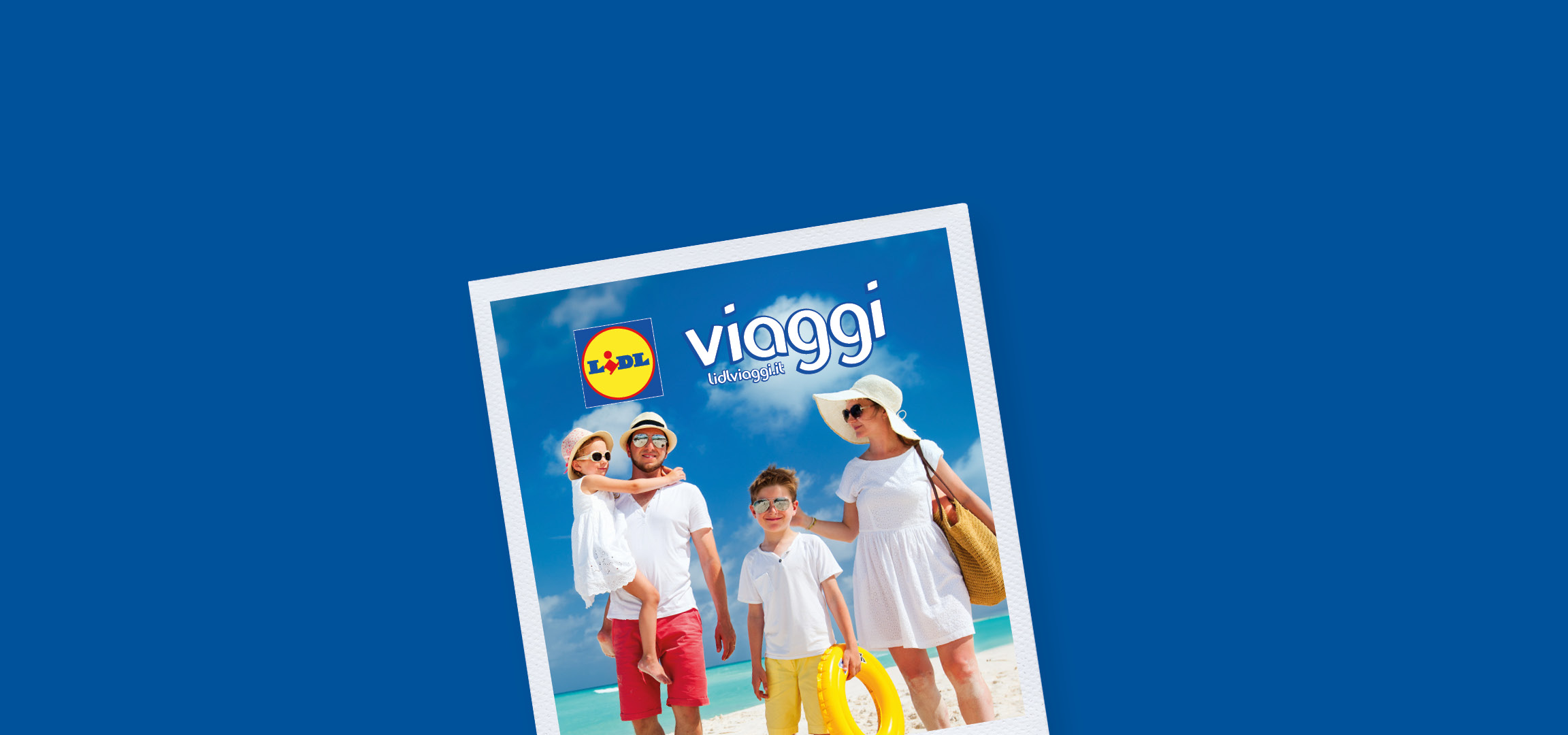 Famiglia in vacanza su una spiaggia tropicale con mare cristallino e cielo azzurro.