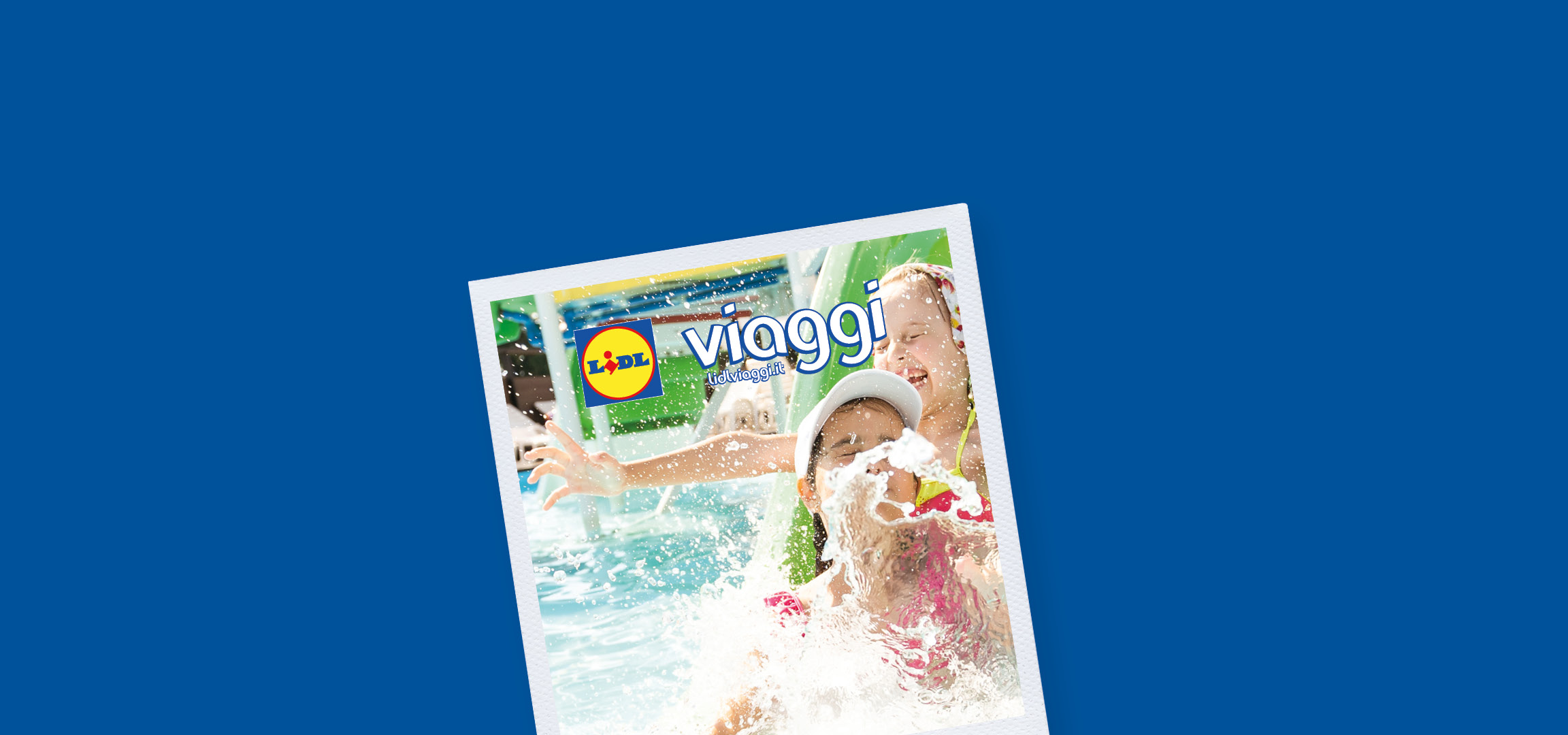 Due bambine giocano felici in un parco acquatico, schizzando acqua.