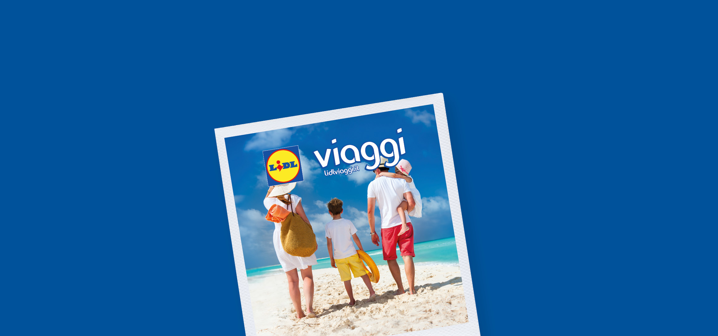Famiglia su una spiaggia tropicale con mare turchese e cielo blu, logo viaggi.