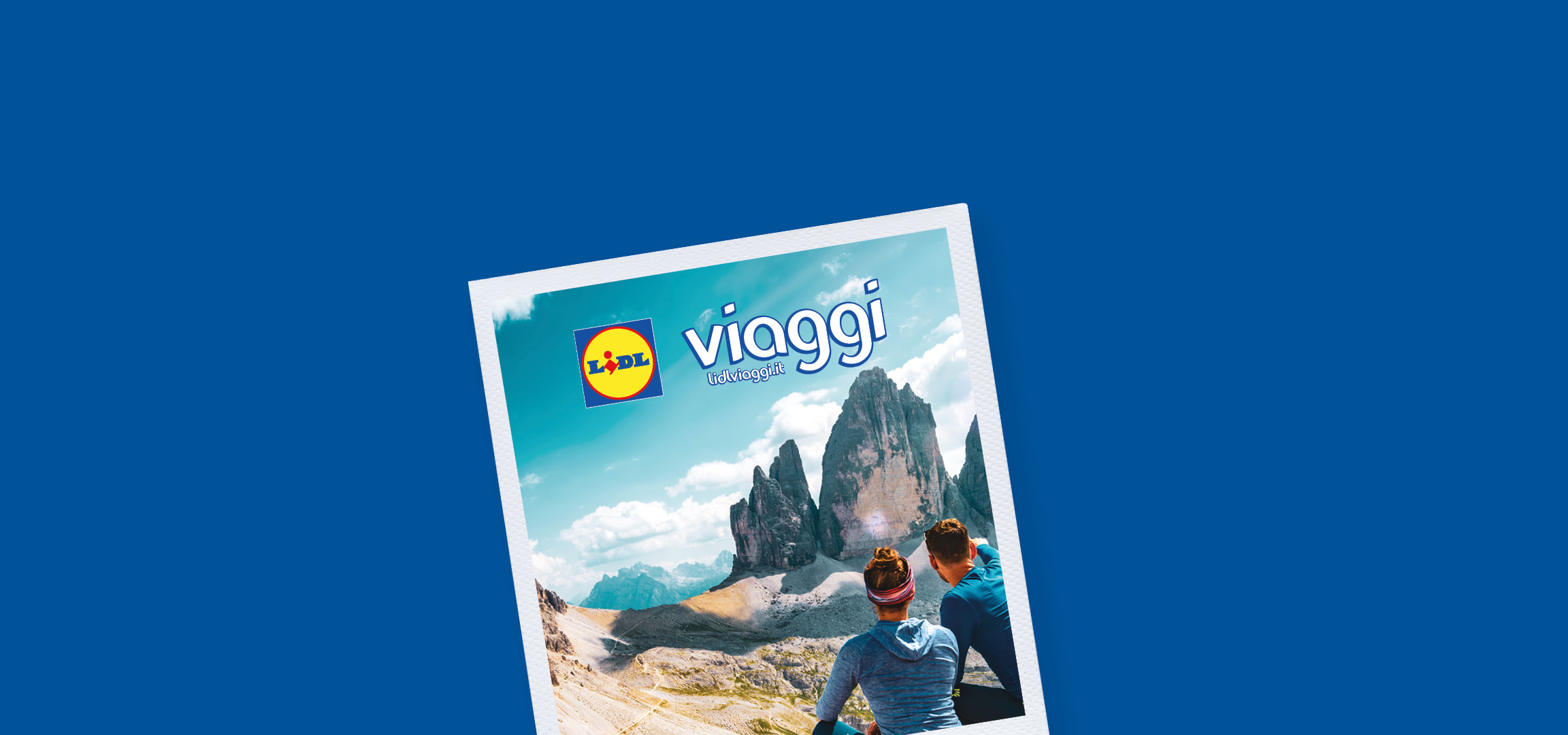 Coppia che ammira le maestose montagne, con il logo 'Viaggi' in alto a destra.
