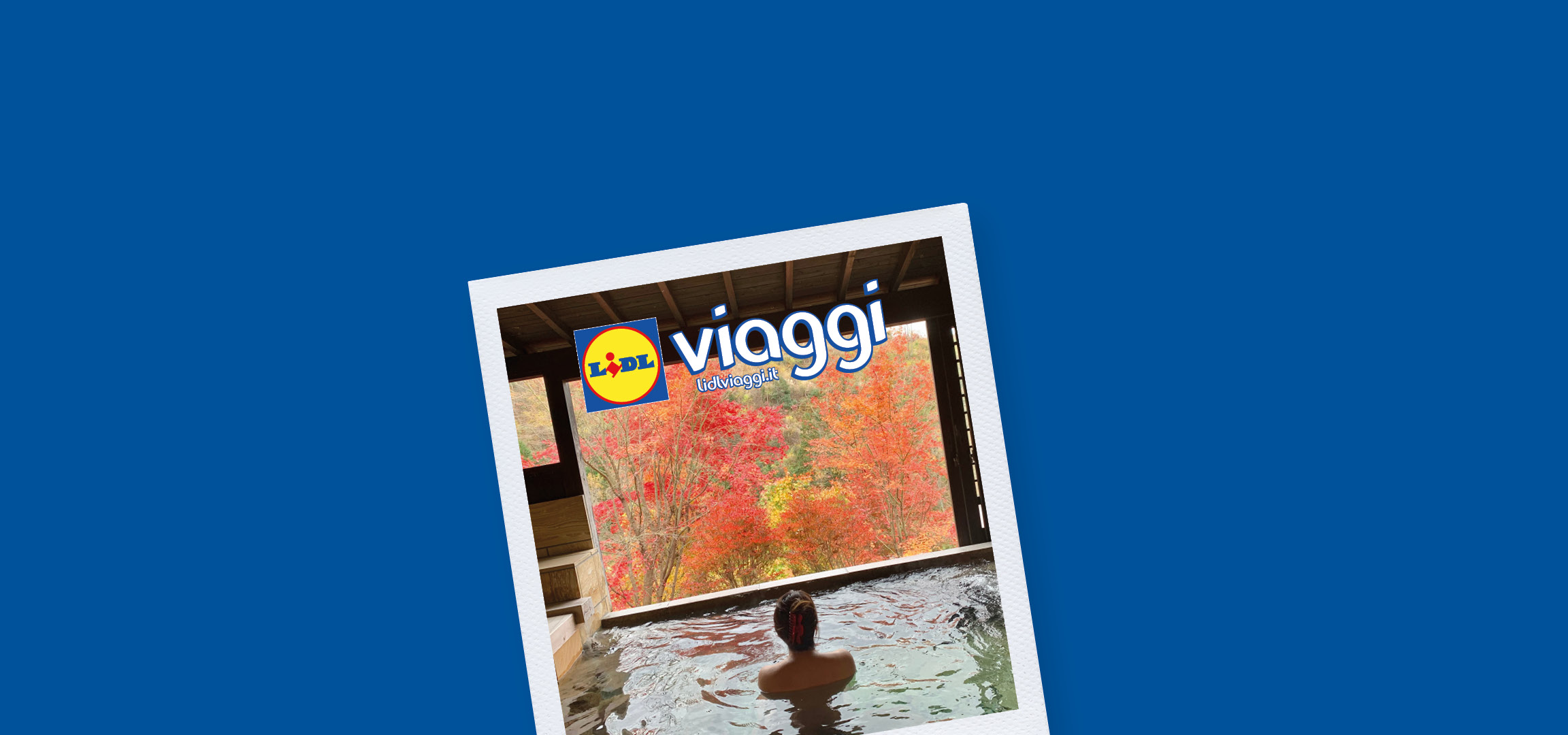 Una persona si rilassa in una vasca termale all'aperto con alberi autunnali rossi e arancioni sullo sfondo, con il logo Lidl Viaggi.