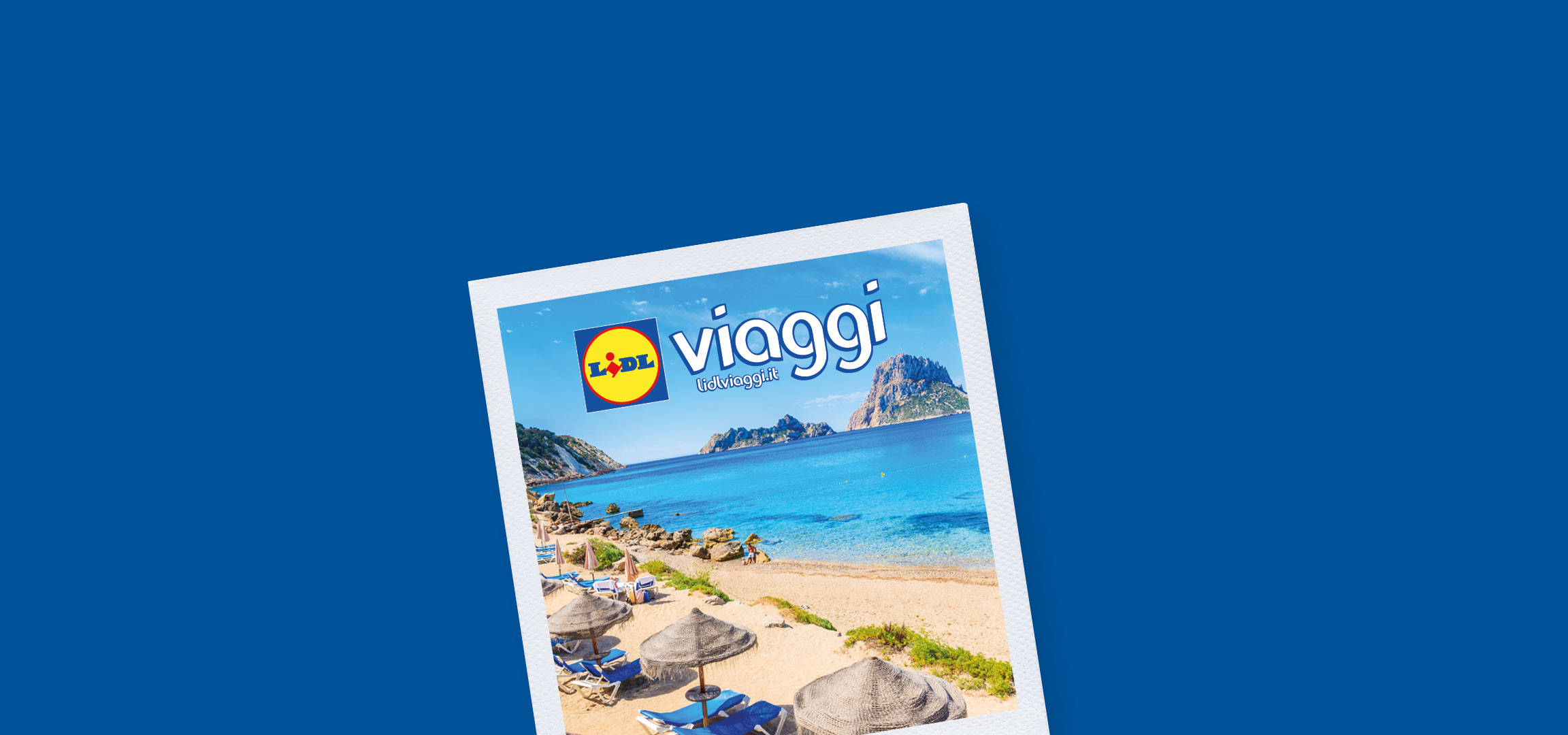 Spiaggia rocciosa con ombrelloni di paglia e mare turchese, con logo Lidl Viaggi.