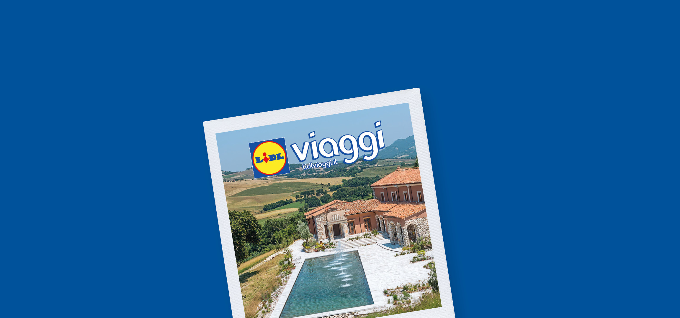 Un resort di lusso con piscina e fontane, circondato da alberi e colline, con il logo Lidl Viaggi.