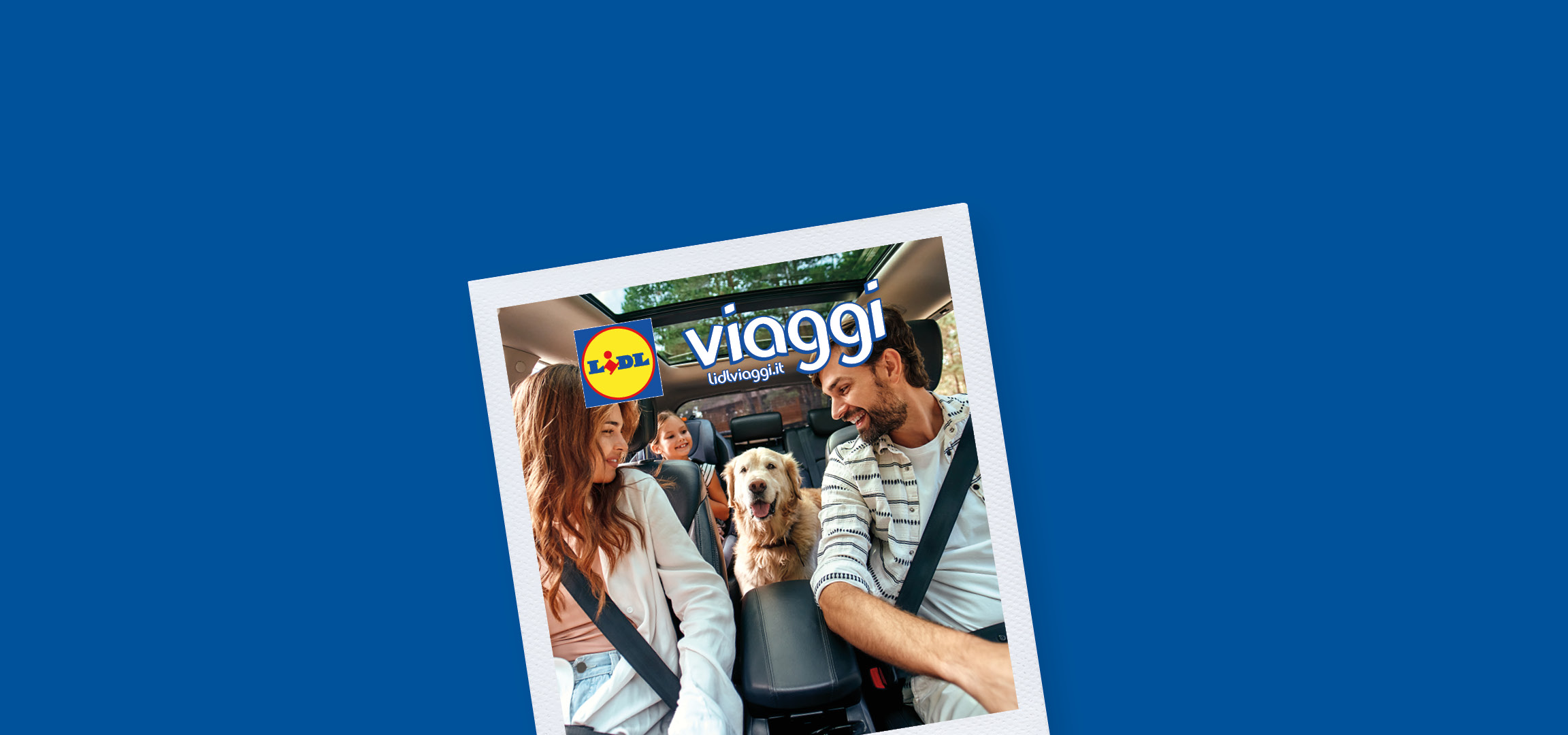 Famiglia felice con cane in auto, logo Lidl Viaggi.