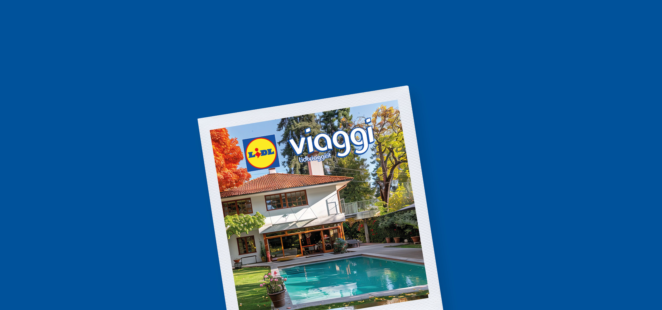 Una casa con una piscina e il logo Lidl Viaggi