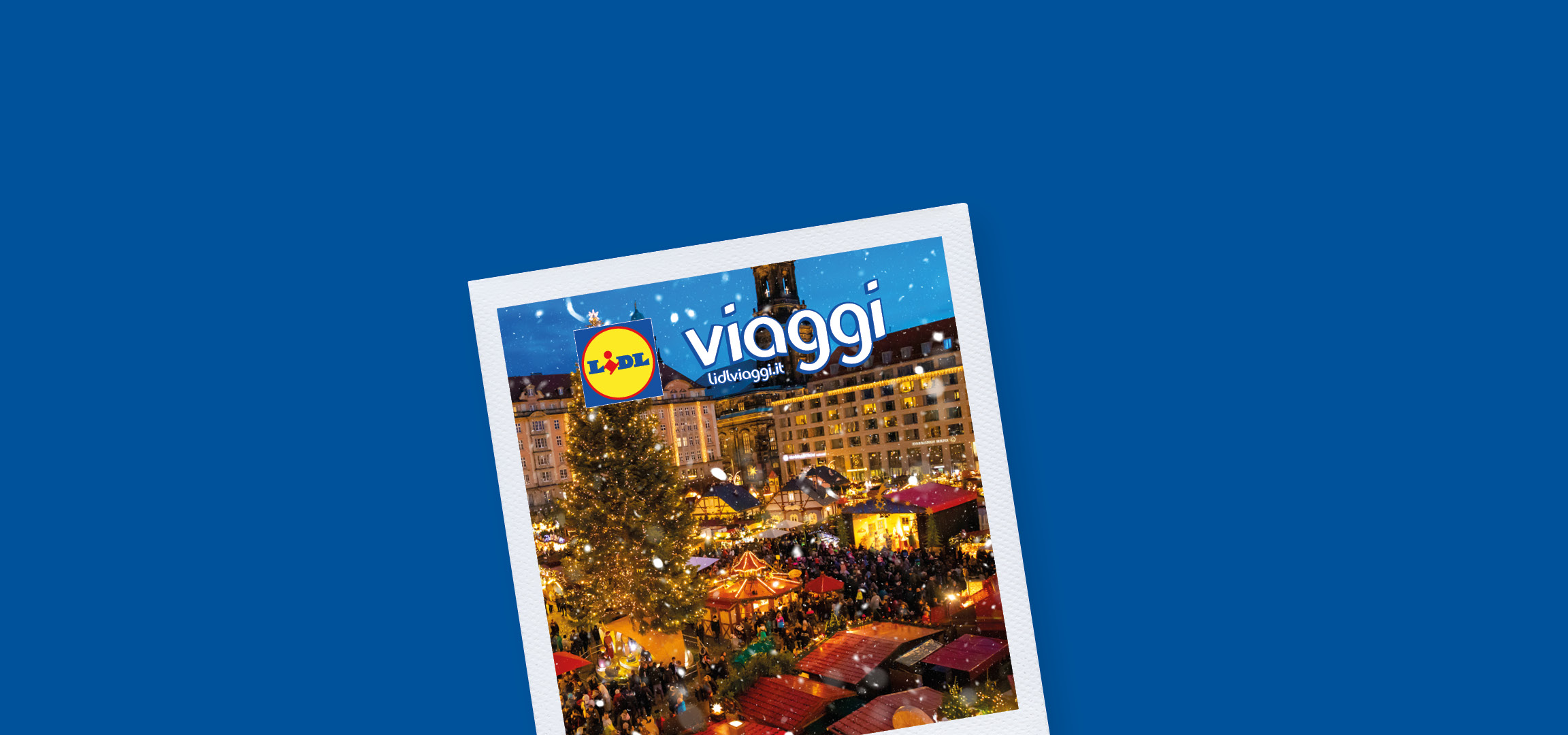 Mercatino di Natale affollato con giostre, bancarelle illuminate e un grande albero di Natale, con logo Lidl Viaggi.
