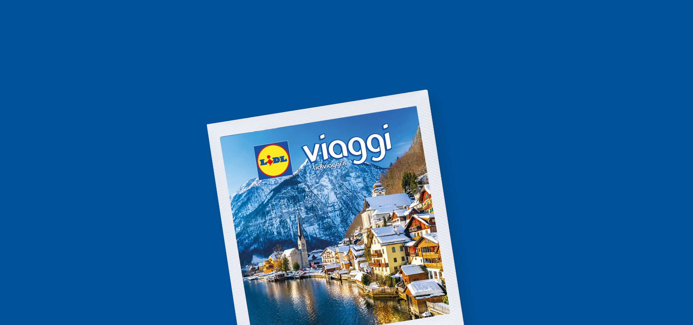 Paesaggio invernale di Hallstatt con lago e case, logo Lidl Viaggi.