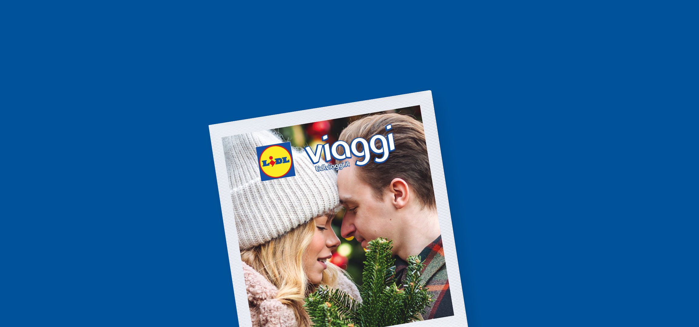 Coppia innamorata con decorazioni natalizie e logo Lidl Viaggi.