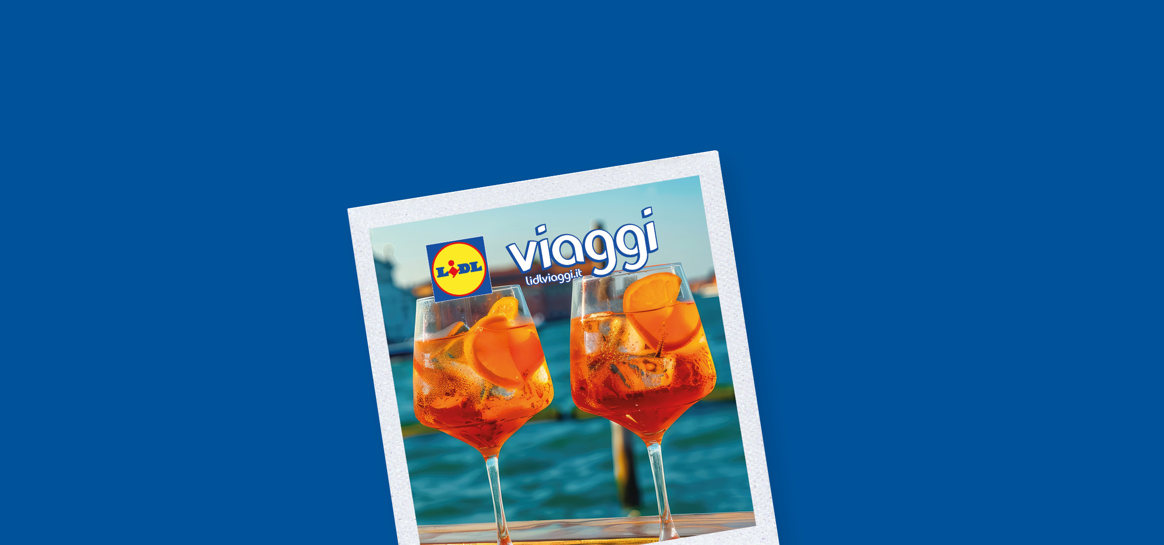 Due bicchieri di Aperol Spritz con sfondo sfocato di Venezia e logo Lidl Viaggi.