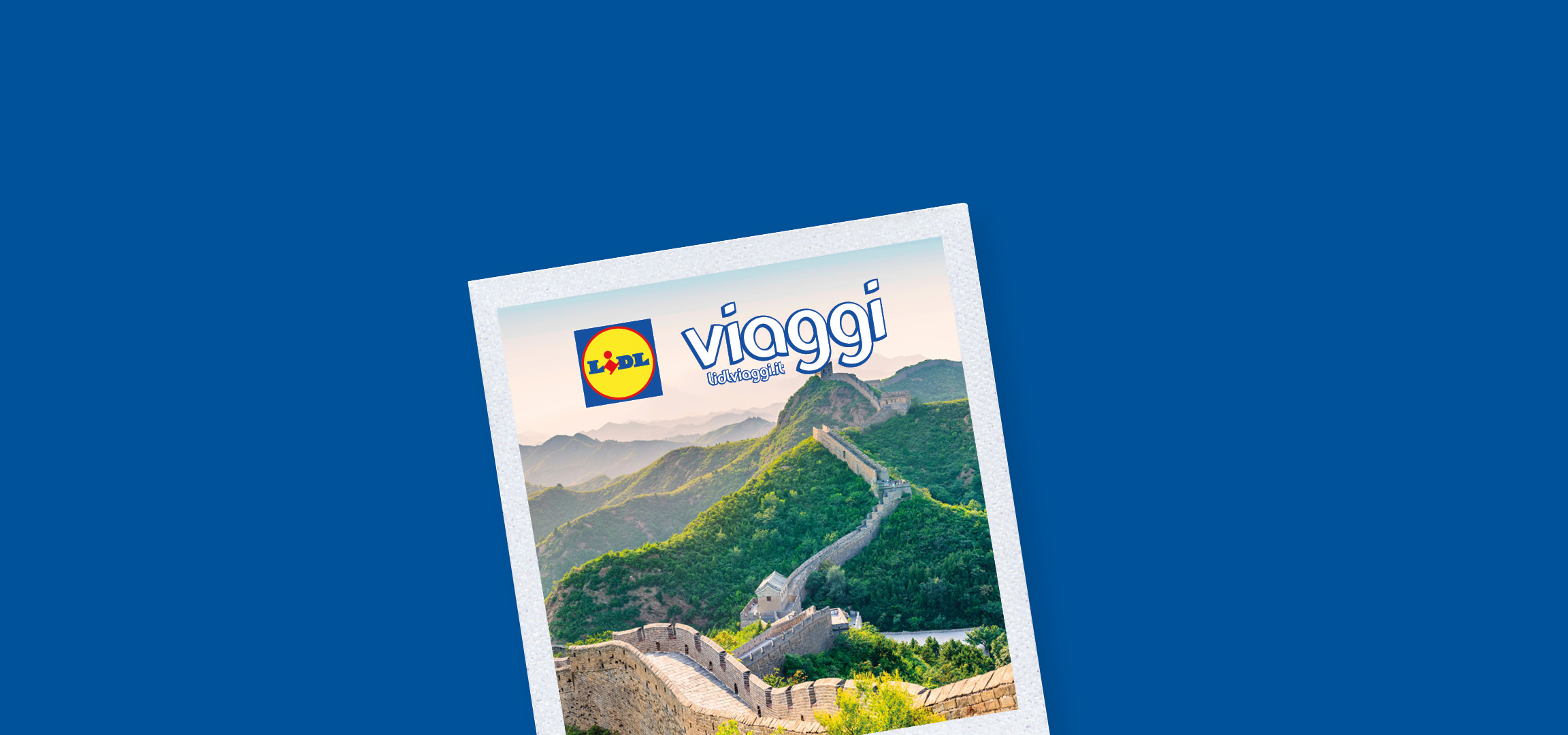 La Grande Muraglia Cinese serpeggia tra montagne verdi e nebbiose, con il logo Lidl Viaggi.