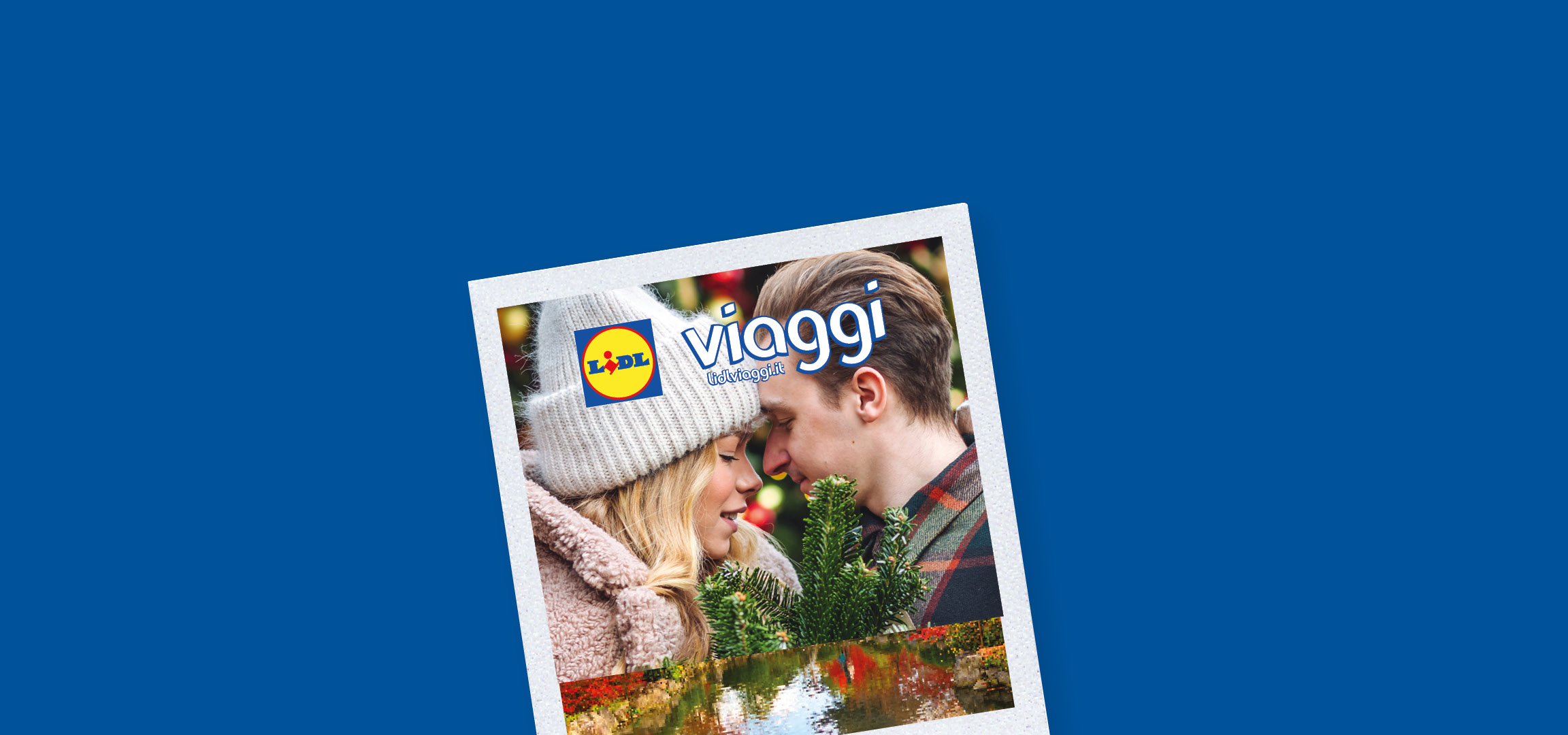 Coppia innamorata con rami di abete, sfondo natalizio sfocato, logo Lidl Viaggi.