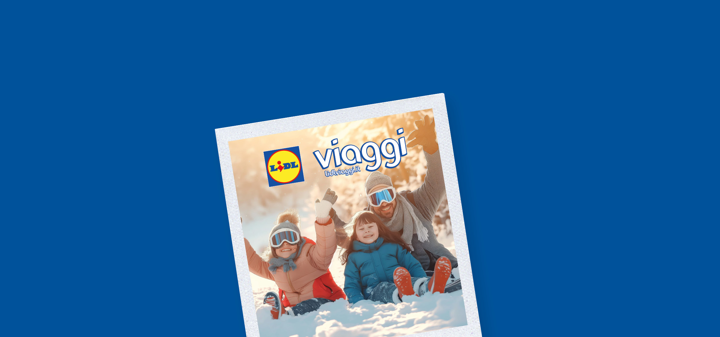Famiglia felice sulla neve con logo Lidl Viaggi.