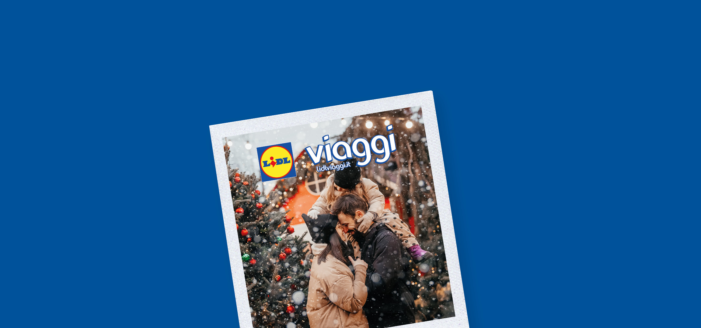 Coppia e bambino in abiti invernali, neve, albero di Natale decorato, logo Lidl Viaggi.