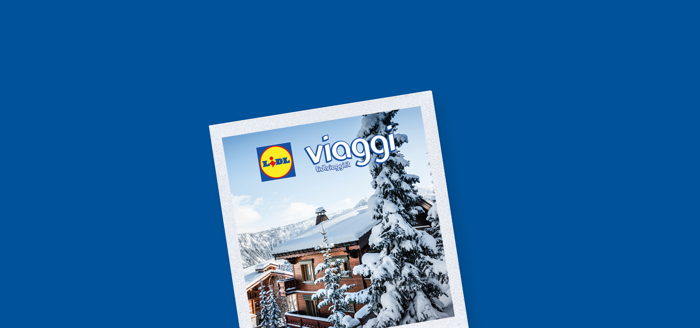 Chalet di montagna innevato con alberi e montagne, logo Lidl Viaggi.