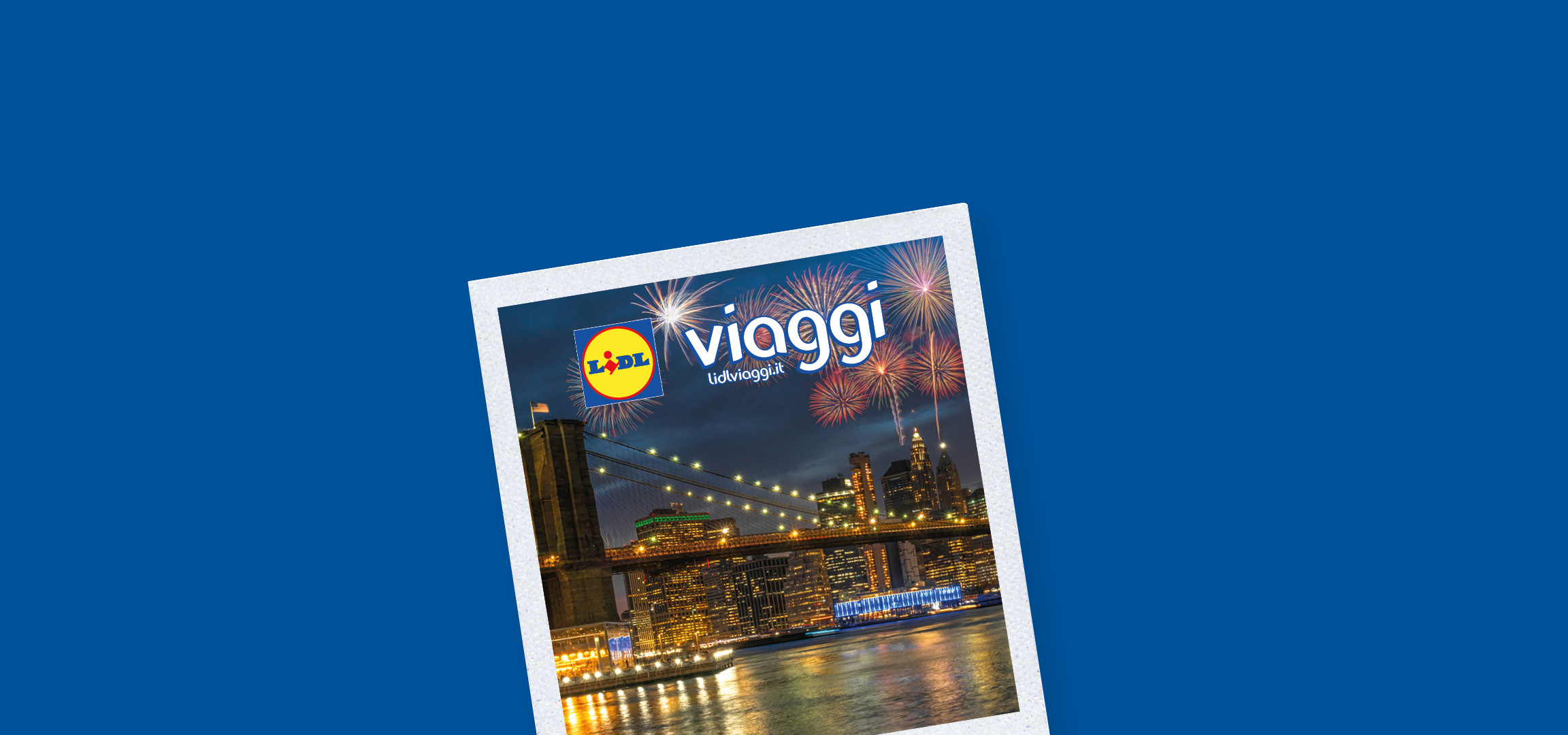 Lidl Viaggi: fuochi d'artificio sul ponte di Brooklyn e skyline di New York di notte.