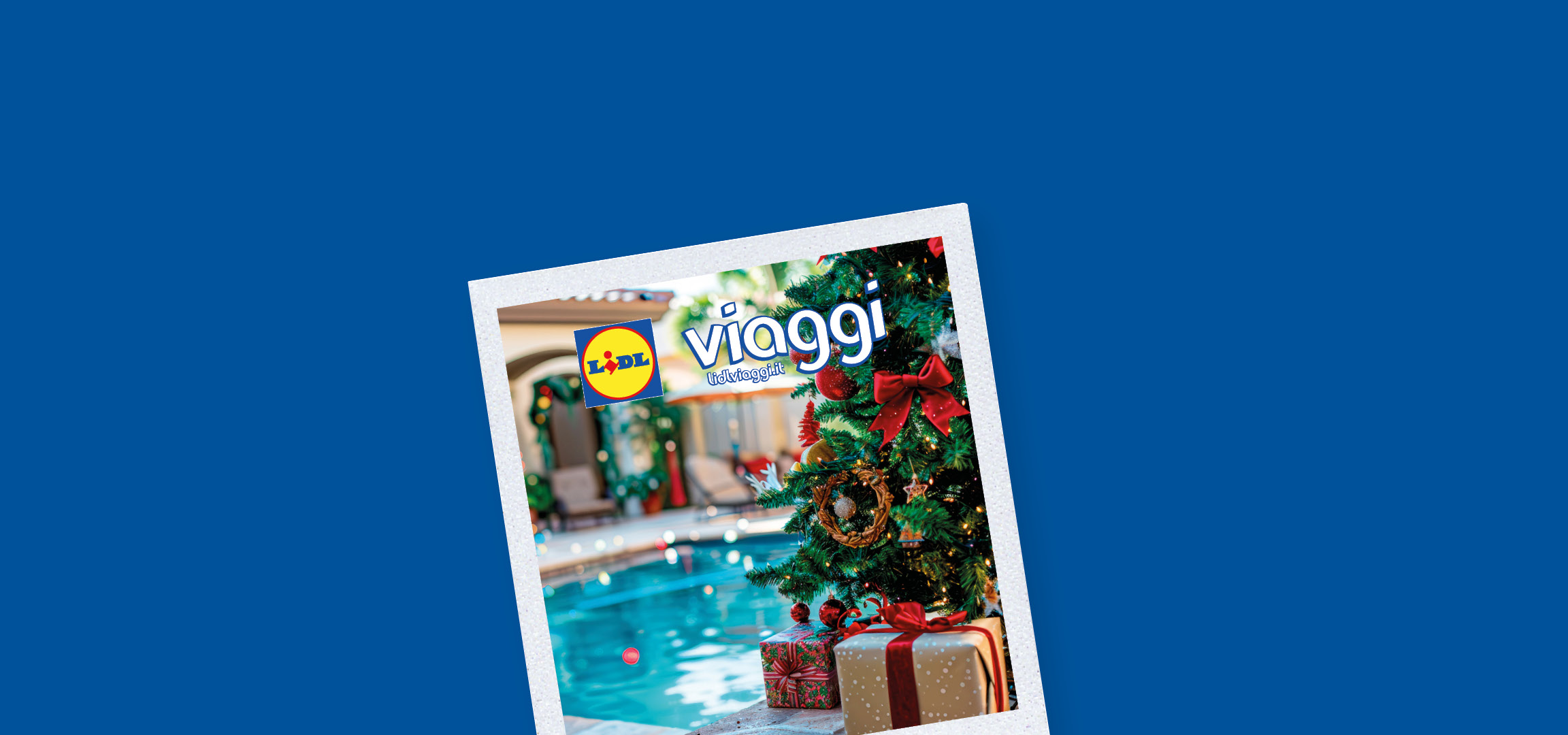 Albero di Natale decorato con regali e logo Lidl Viaggi, sfondo piscina sfocato.