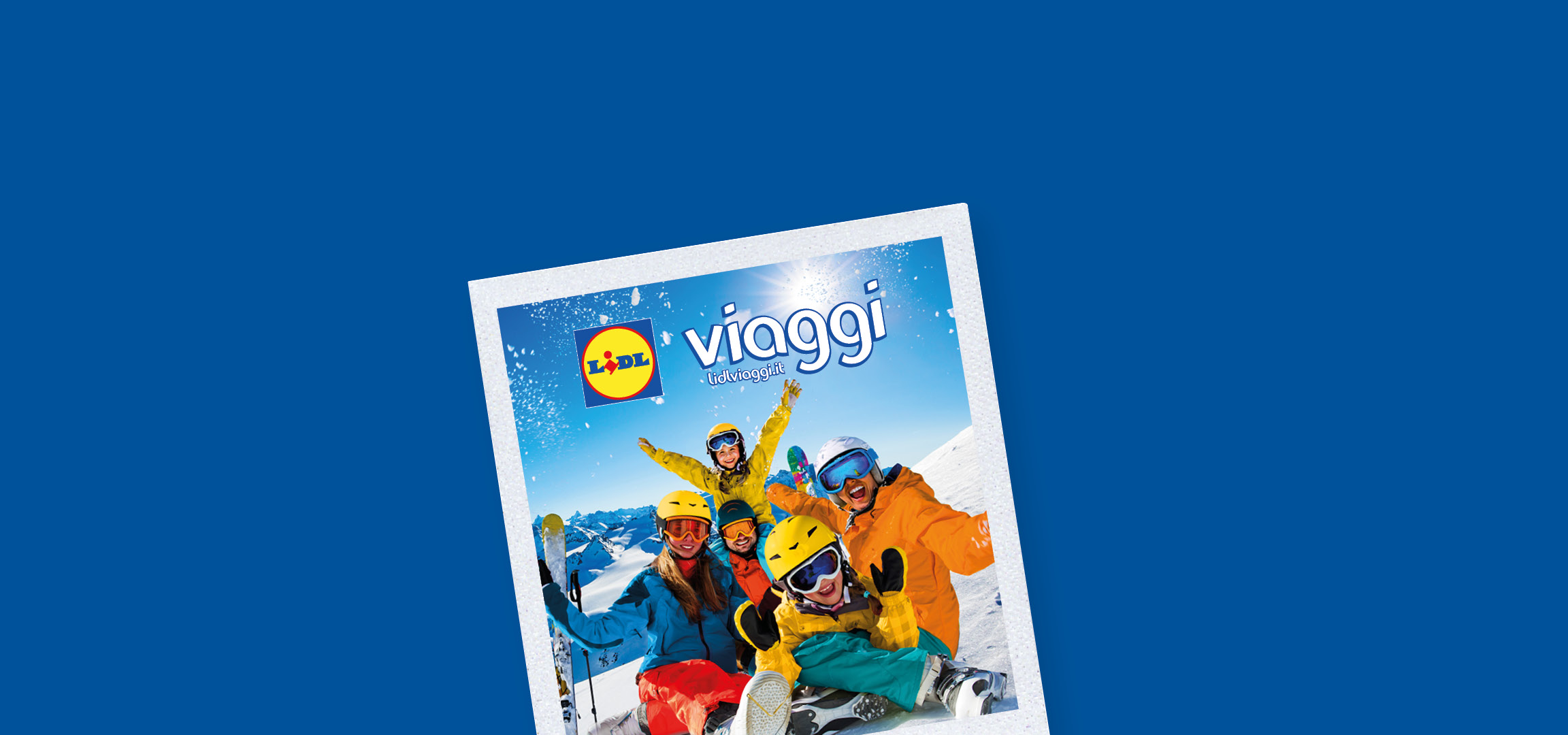 Famiglia felice che scia in montagna, con logo Lidl Viaggi.