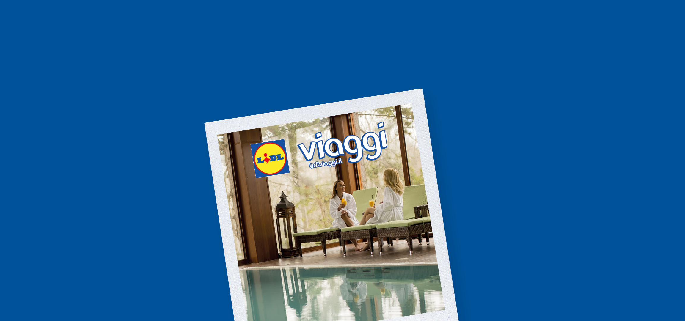 Due donne in accappatoio sorseggiano bevande in un centro benessere, con logo Lidl Viaggi.
