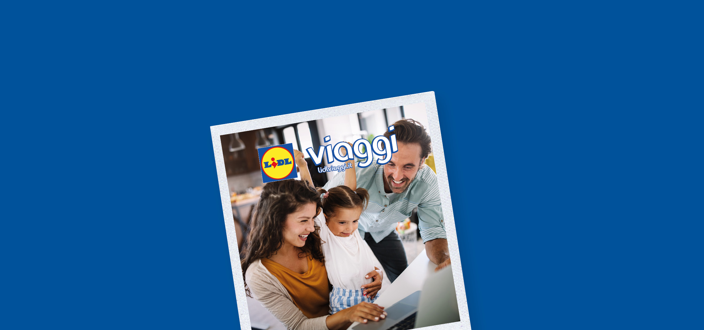 Famiglia felice con logo Lidl Viaggi, che promuove vacanze e viaggi.