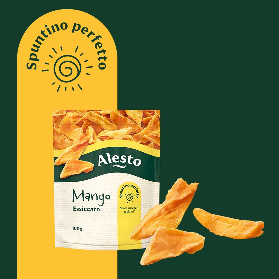 Confezione di mango essiccato con la scritta 'spuntino perfetto' e pezzi di mango sparsi.