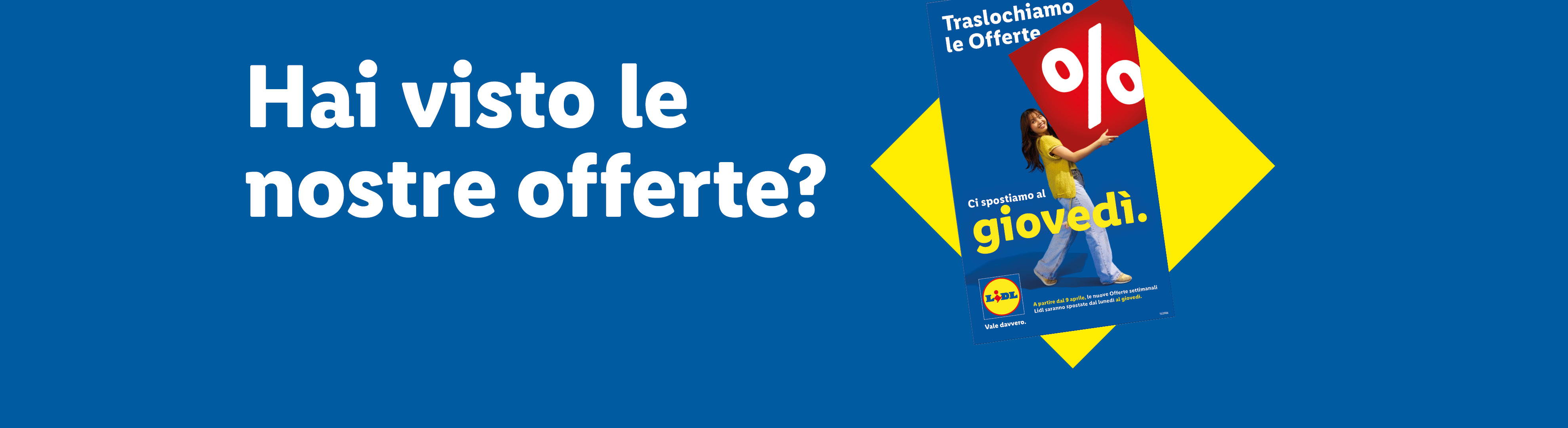 Una donna sorridente tiene un cartello rosso con il simbolo della percentuale, annunciando offerte spostate al giovedì.