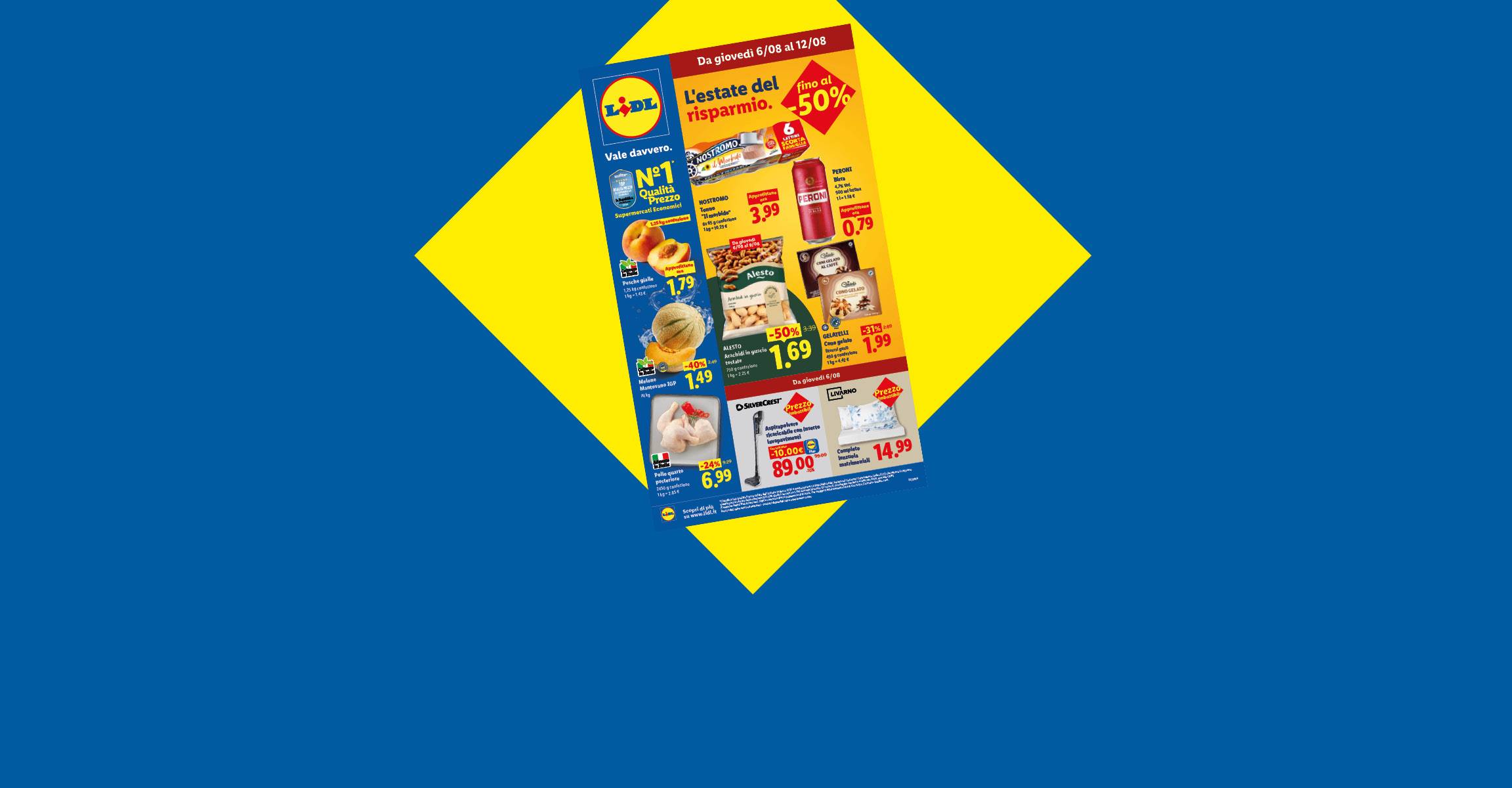 Un volantino di offerte estive con sconti fino al 50% su prodotti alimentari come pesche, meloni, pollo e birra, oltre a gelati e articoli per la casa.