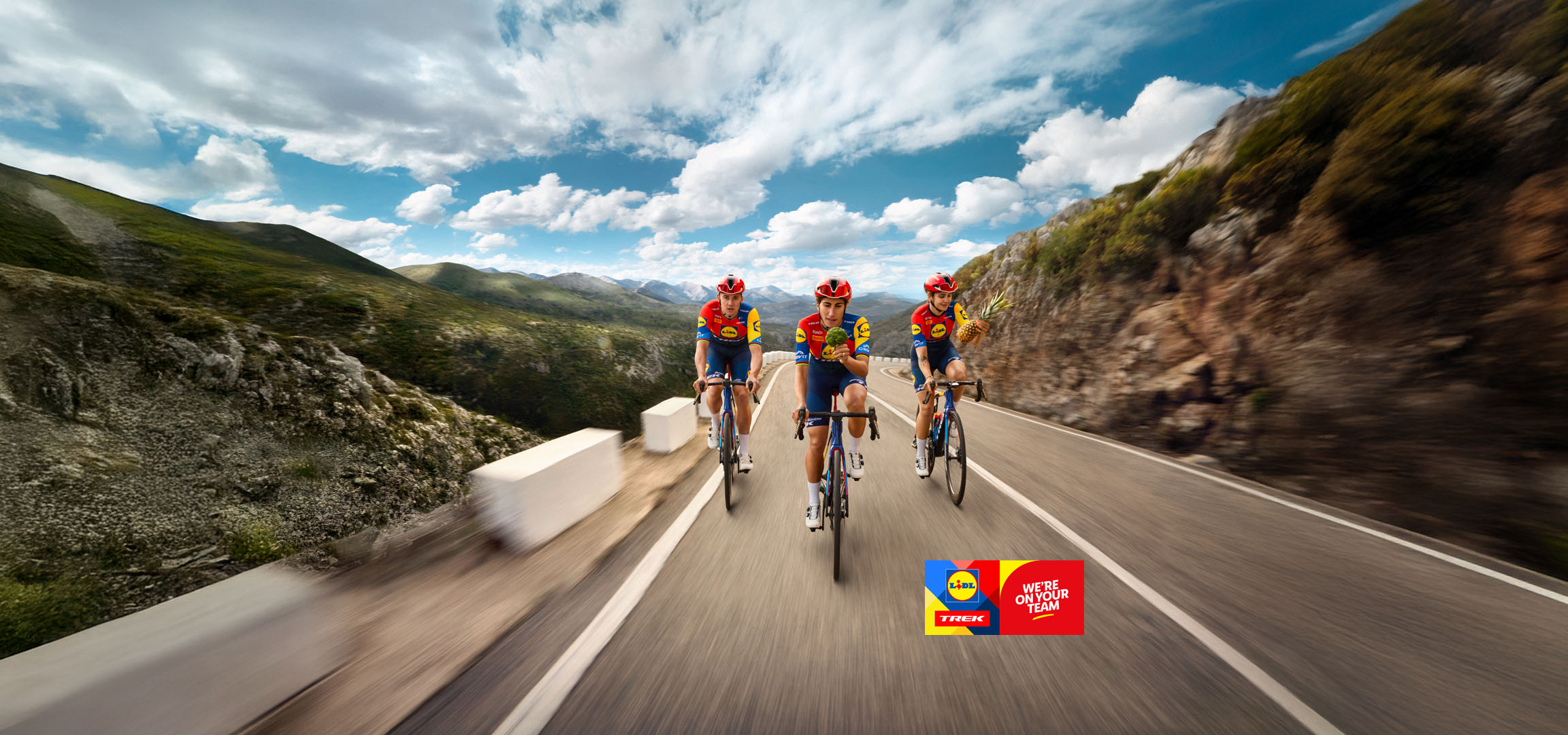Tre ciclisti del team Lidl-Trek su una strada di montagna.