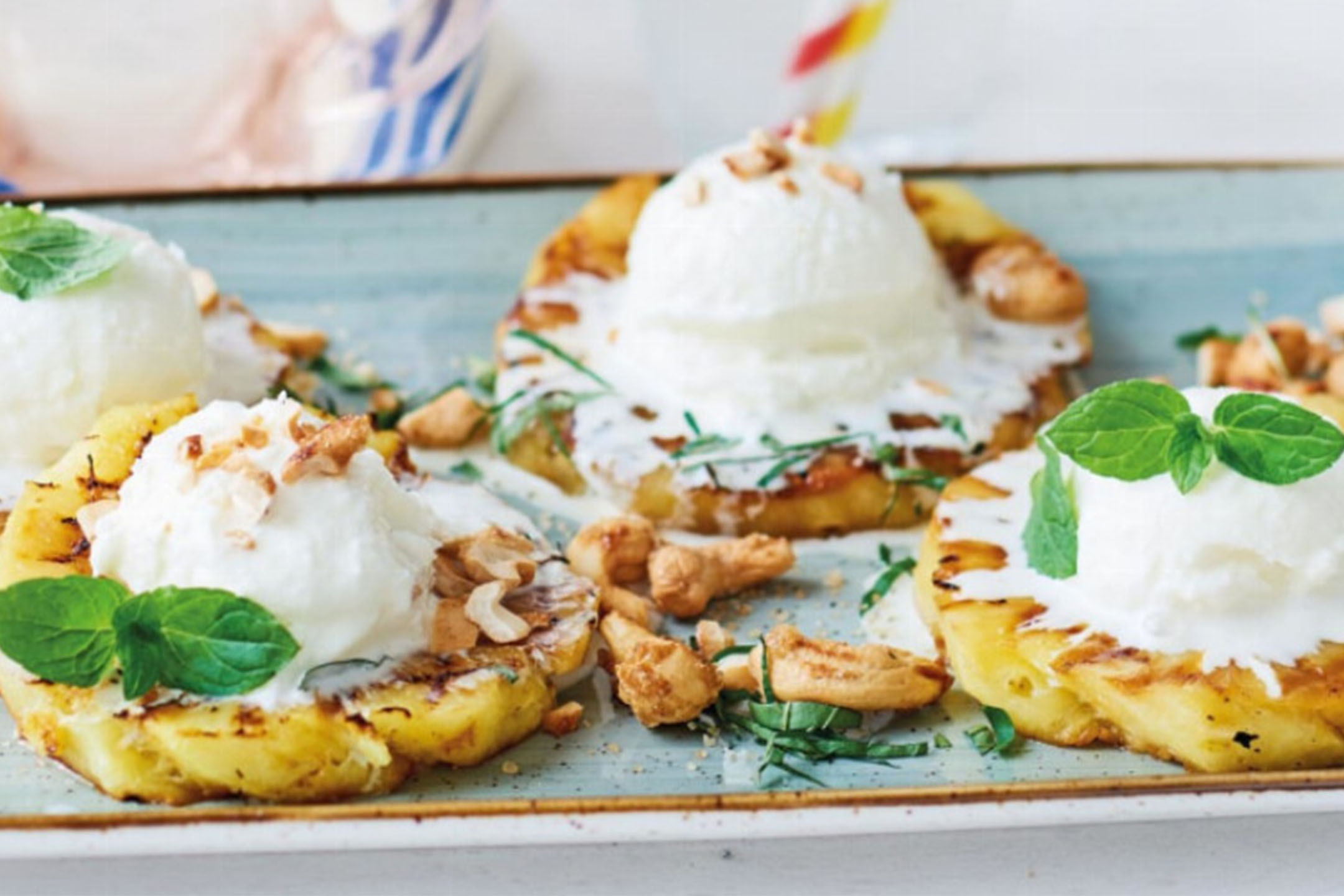 Ananas grigliato con gelato al cocco, anacardi e menta.