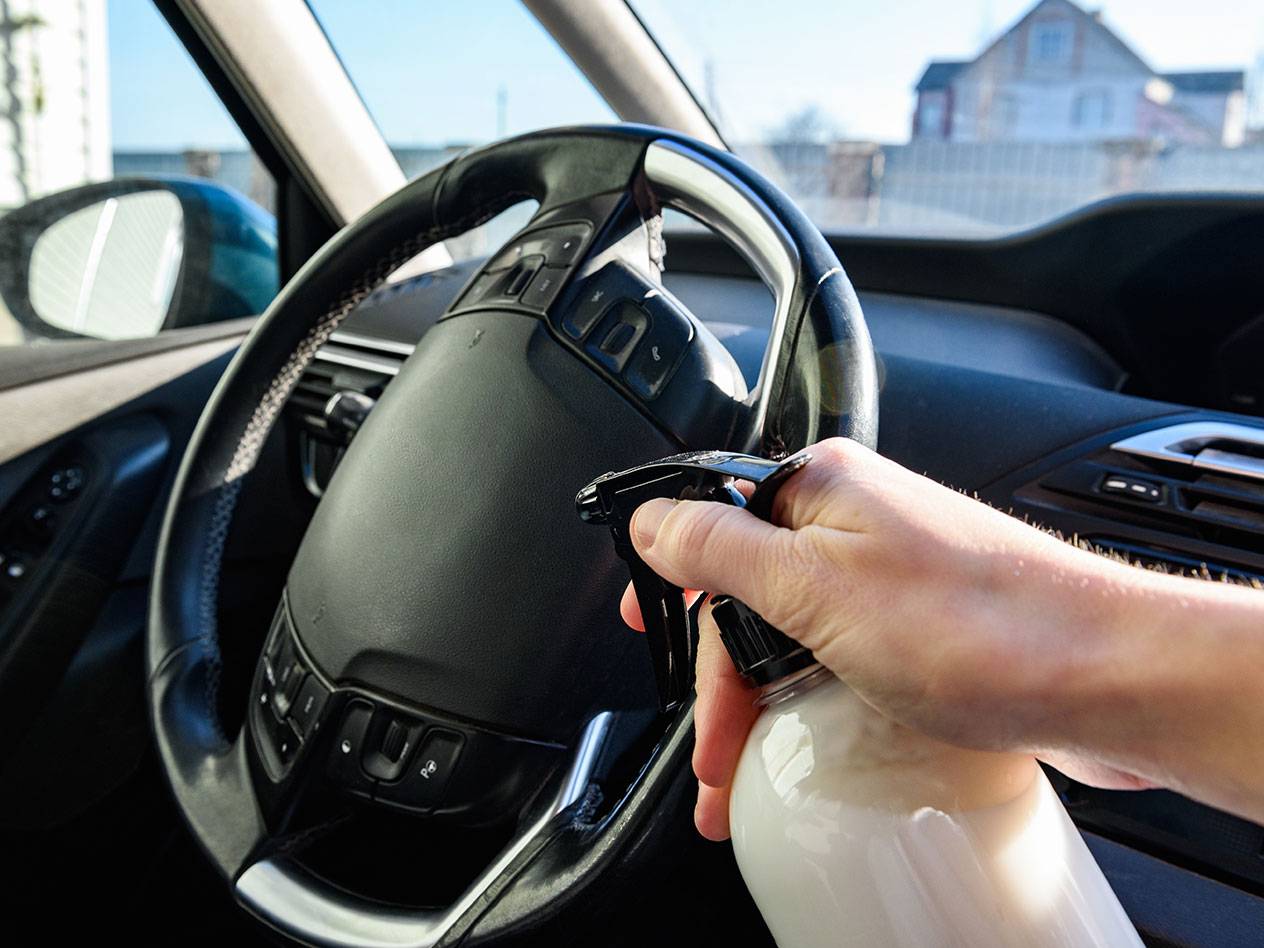 Pulizia dell'interno dell'auto con uno spray