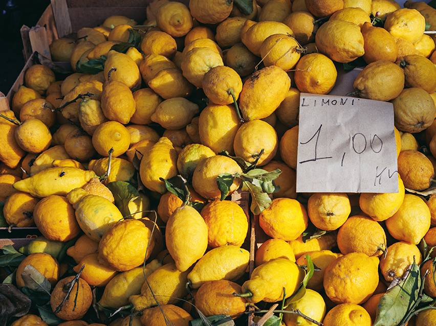 Limoni freschi in vendita al mercato, con un cartellino del prezzo di 1,00.