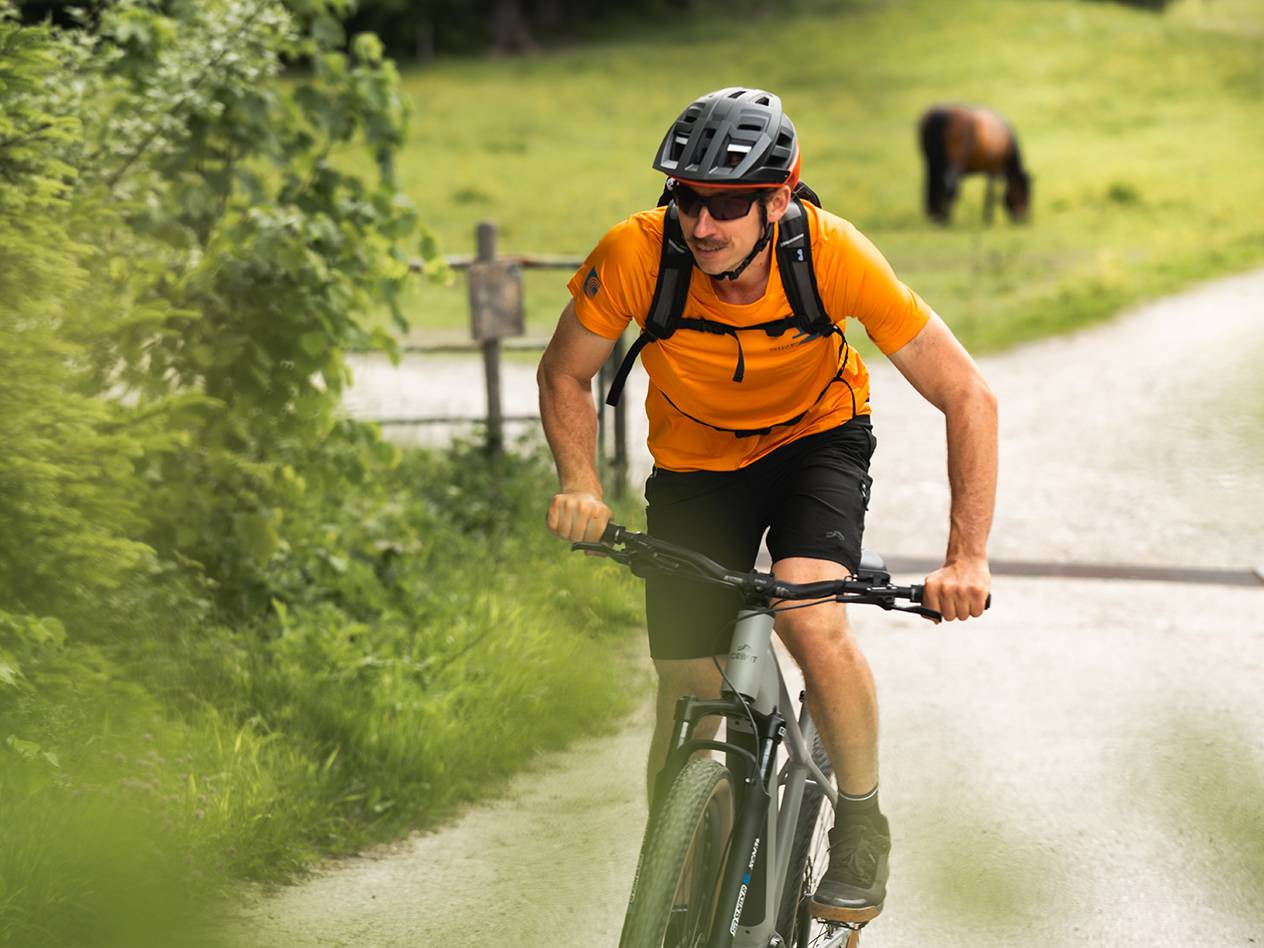E-bike e abbigliamento da ciclismo all'aperto.