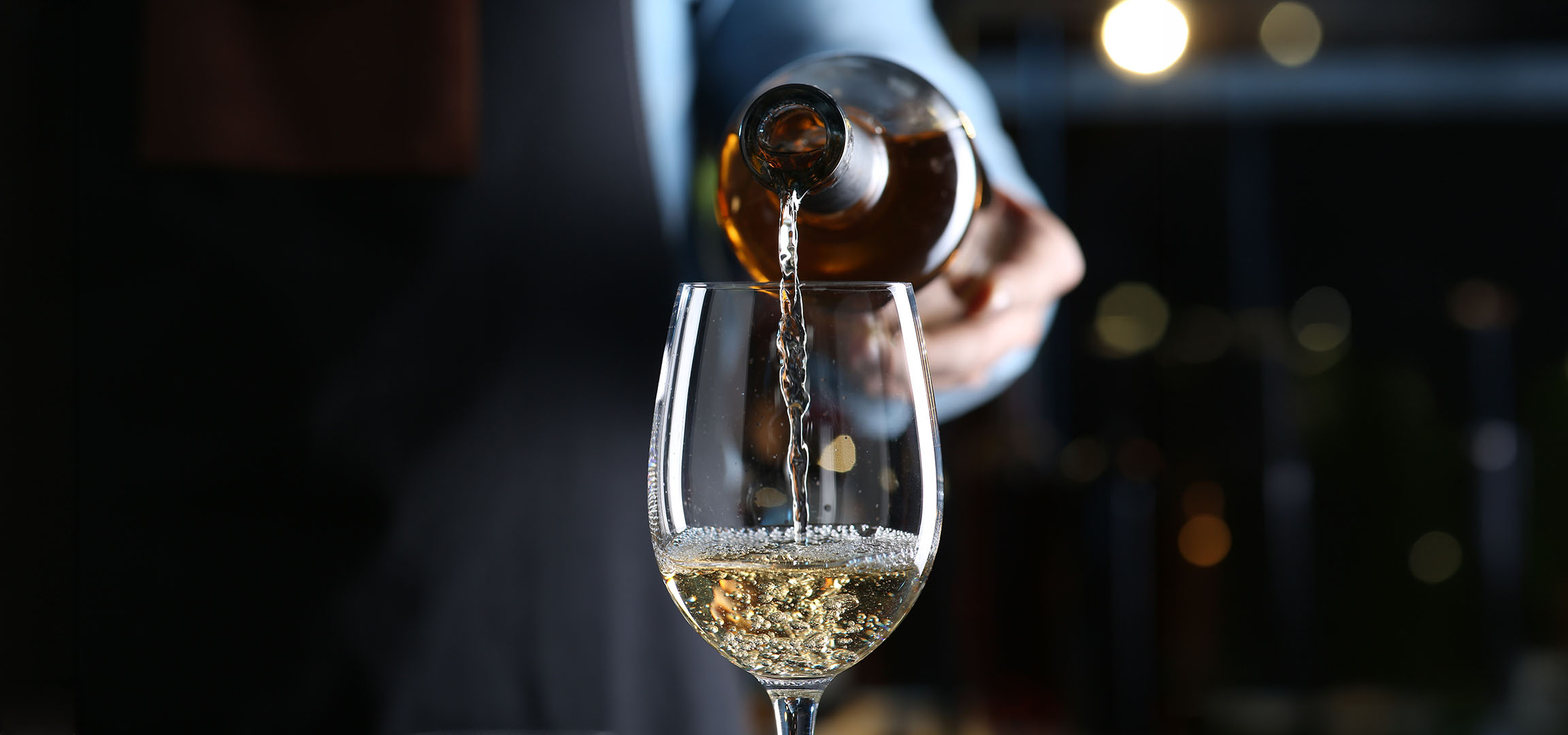 Vino bianco versato in un bicchiere.