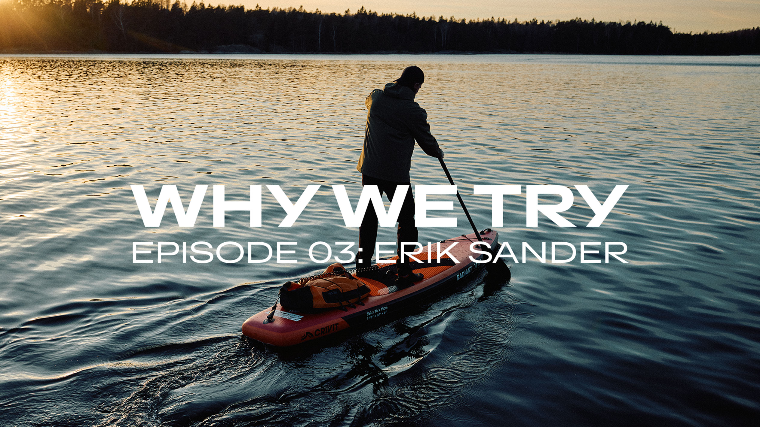Uomo che pagaia su una tavola da stand-up paddle al tramonto, testo: 'WHY WE TRY EPISODE 03: ERIK SANDER'.