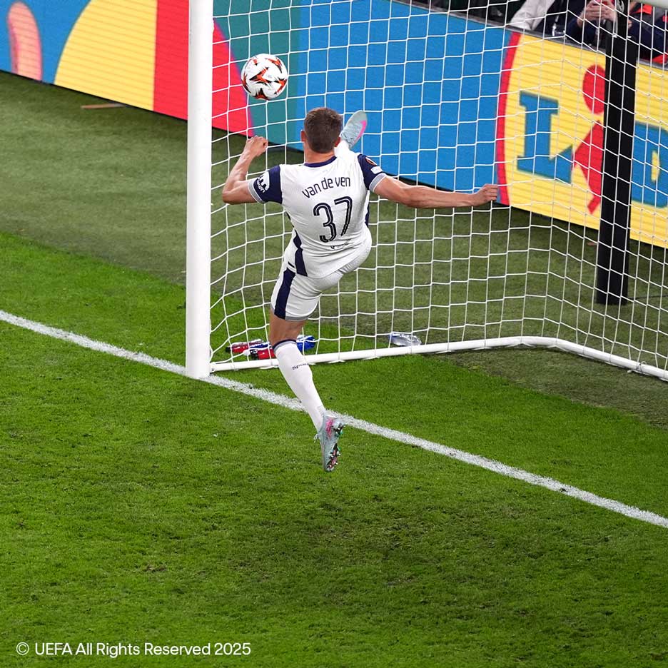 Calciatore in maglia bianca numero 37 che calcia il pallone in porta.