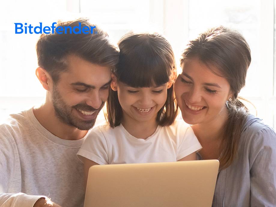 Famiglia felice che guarda un laptop.