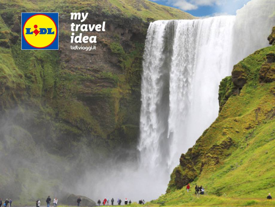Cascata imponente con persone in basso, logo 'my travel idea' e sito web.