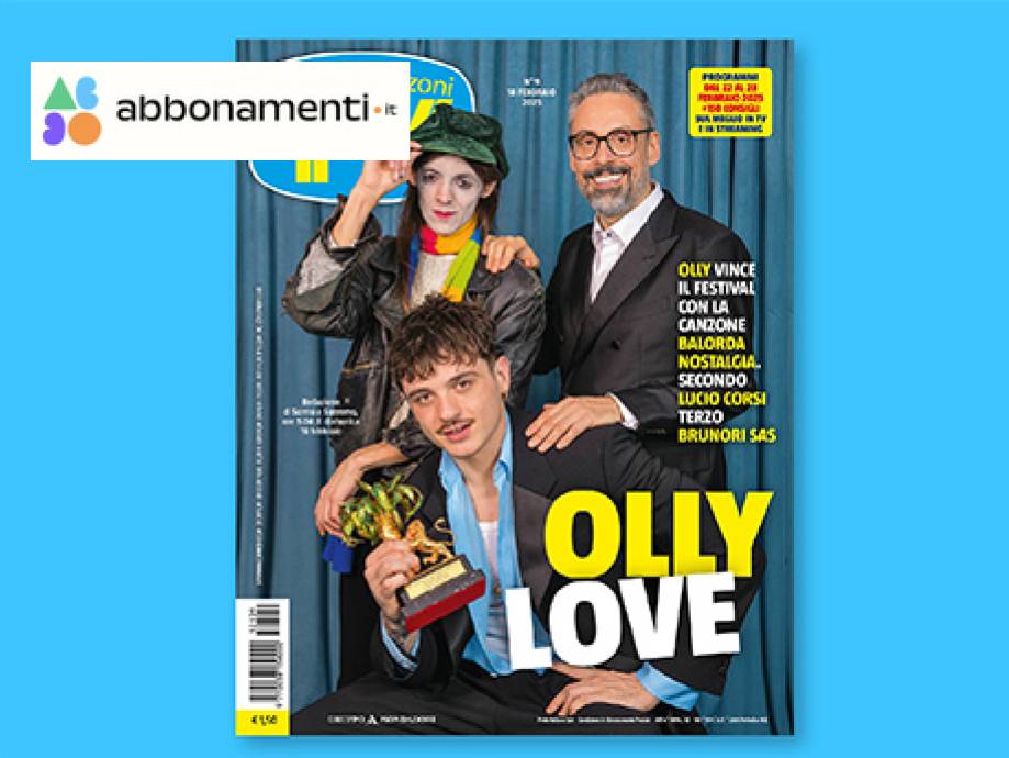 Copertina di rivista con tre persone, una delle quali tiene un trofeo.