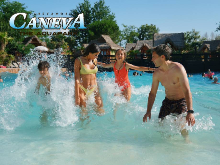 Famiglia che si diverte in un parco acquatico con onde, con il logo 'Caneva The Aquapark'.