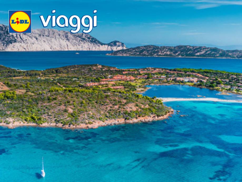 Vista aerea di una costa mediterranea con mare cristallino, isola verde e montagne sullo sfondo, con la scritta 'viaggi'.