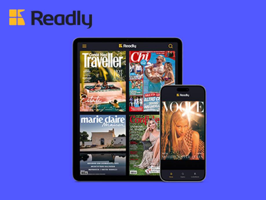 Tablet e smartphone mostrano riviste digitali con copertine di viaggi, moda e celebrità.