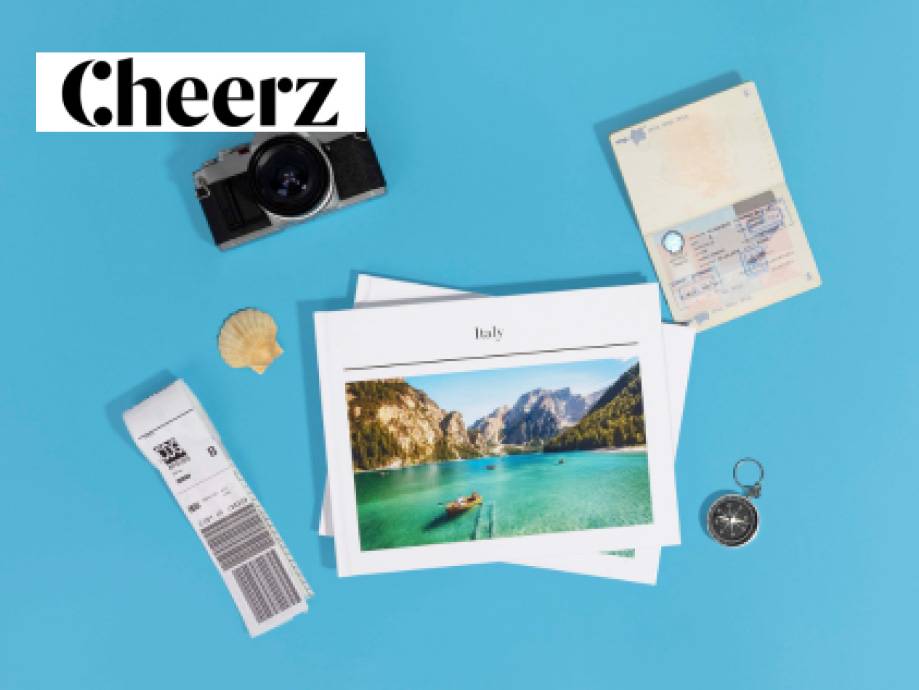 Passaporto, fotocamera, foto dell'Italia e biglietto aereo su sfondo blu.