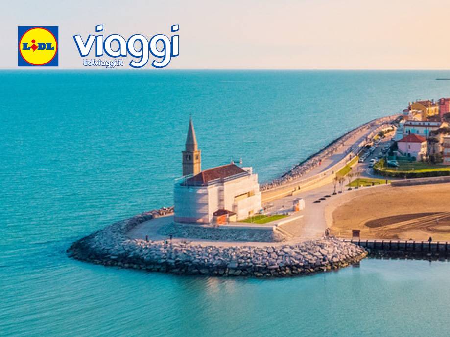 Logo viaggi su sfondo di un borgo costiero con un campanile che si protende nel mare.