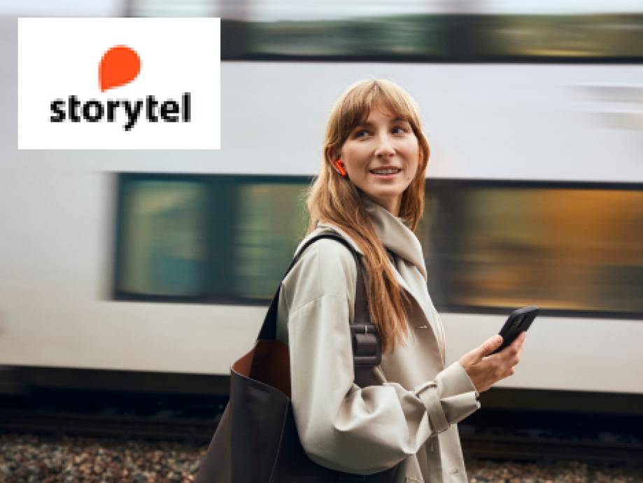 Donna con auricolari e smartphone, con un treno in movimento sullo sfondo.