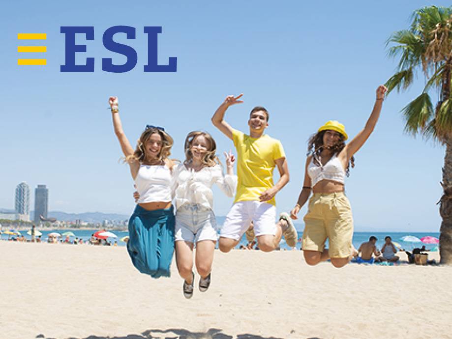 Quattro giovani saltano sulla spiaggia con il logo ESL in alto a sinistra.