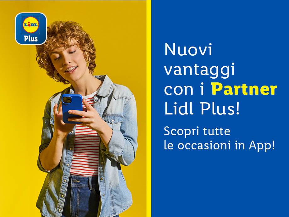 Una donna usa l'app Lidl Plus per scoprire nuovi vantaggi.